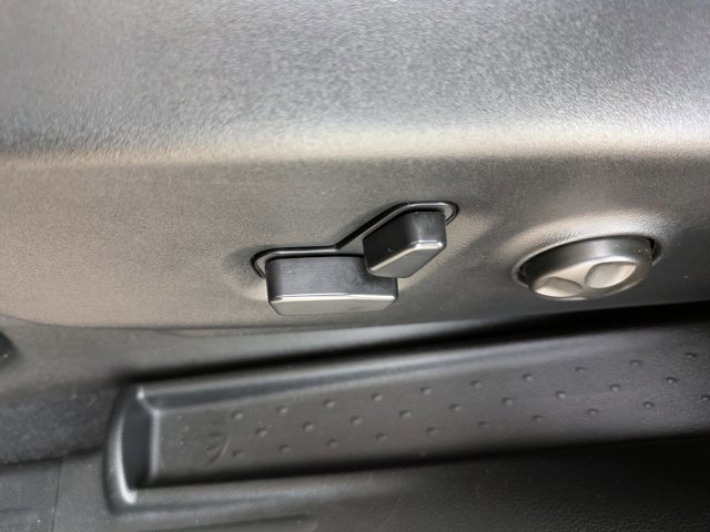 Used 2025 Chrysler Pacifica Select image 19