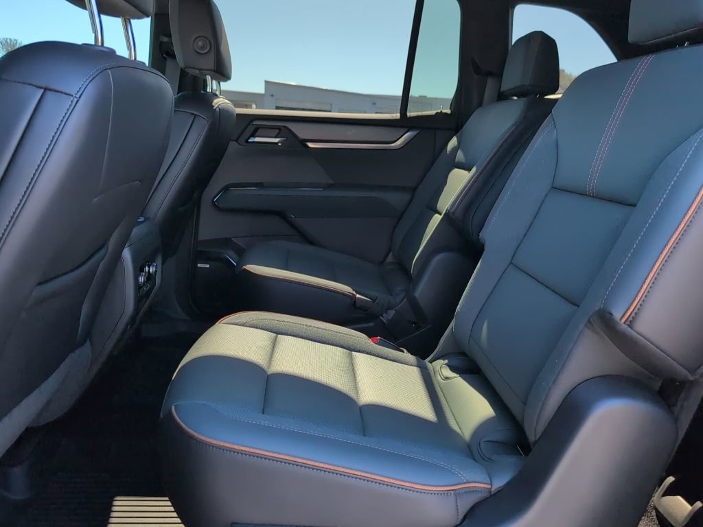 Used 2024 GMC Acadia AT4 w/ Luxury Package image 11