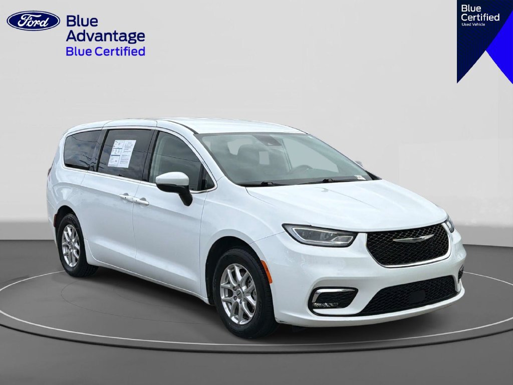 Used 2023 Chrysler Pacifica Touring-L FWD image 4