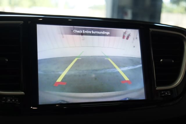 Used 2024 Chrysler Pacifica Touring-L FWD image 18
