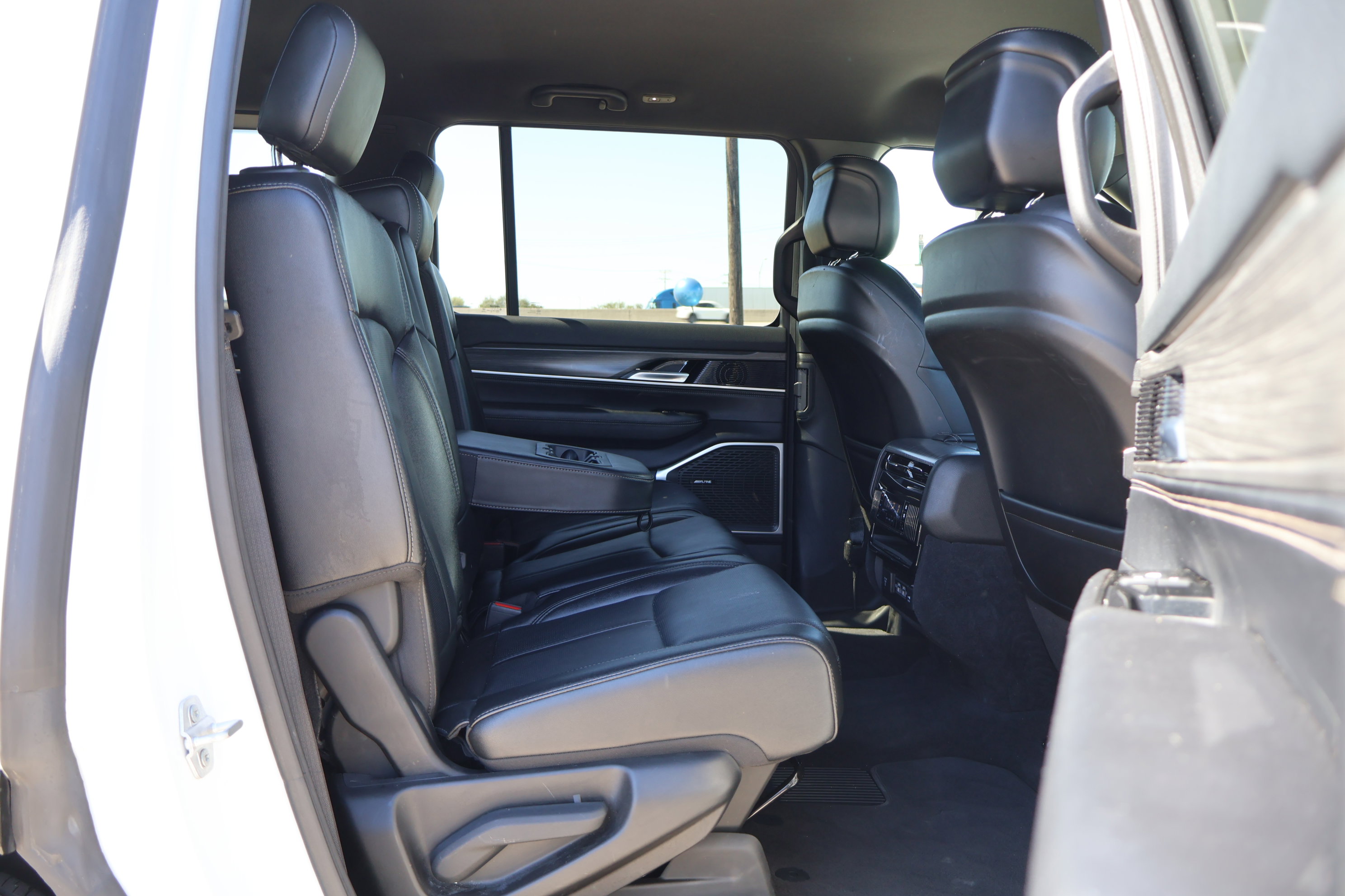 Used 2024 Jeep Wagoneer Series II w/ Flexible Seating Group image 39