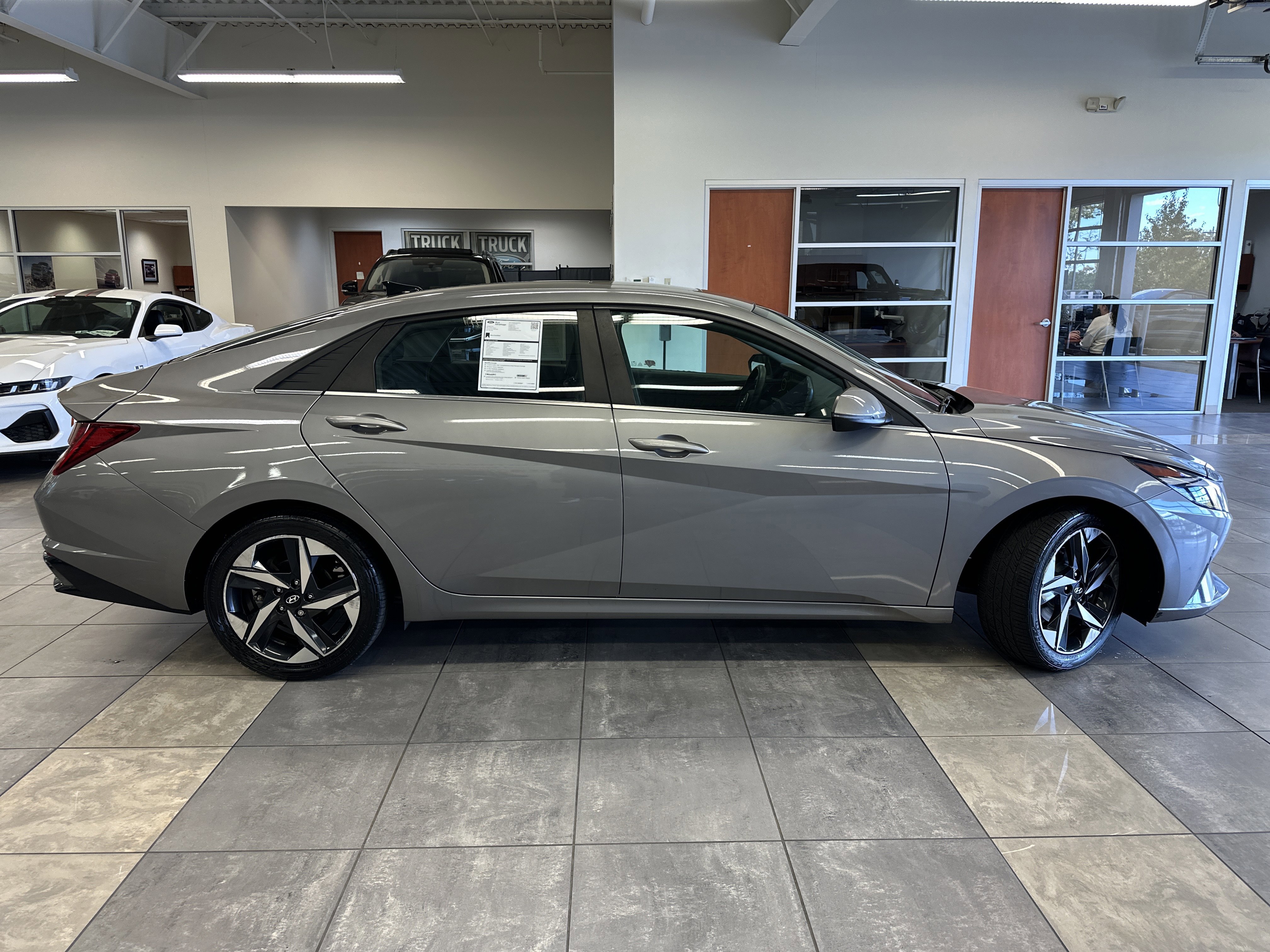 Used 2021 Hyundai Elantra Limited image 6