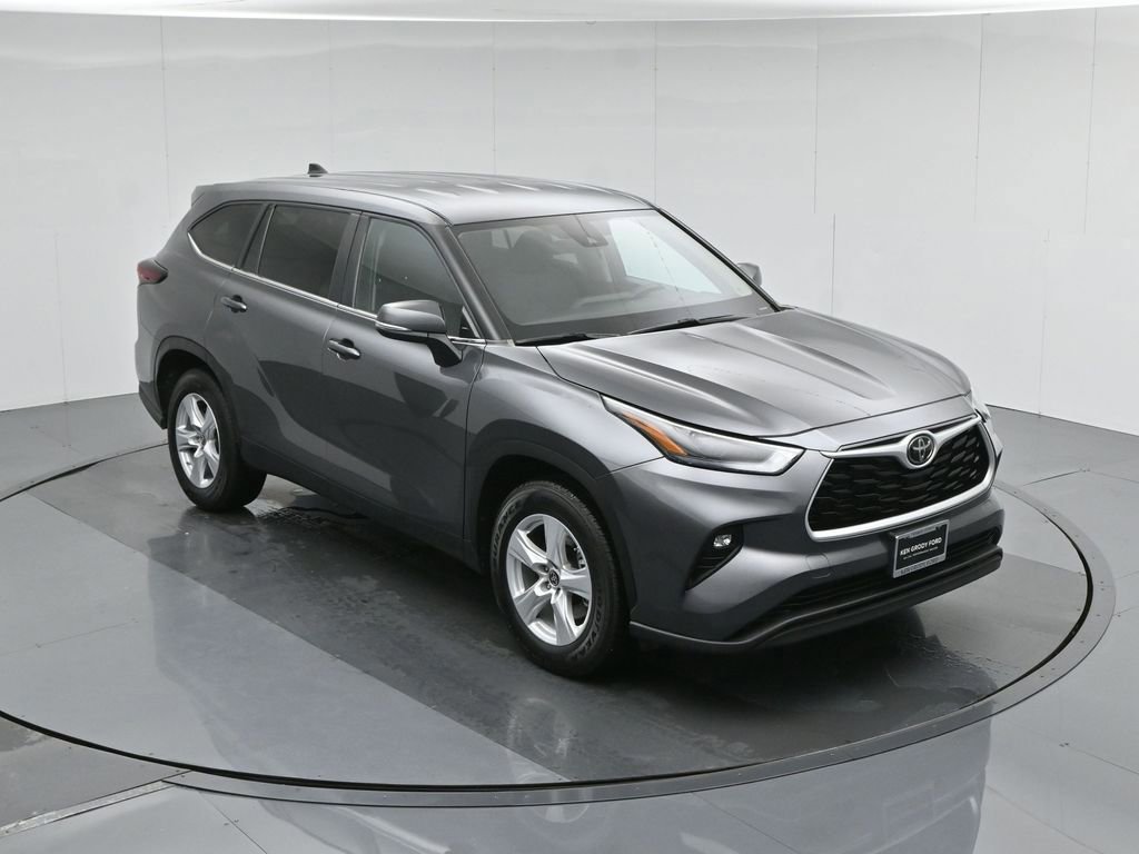 Used 2024 Toyota Highlander LE image 4