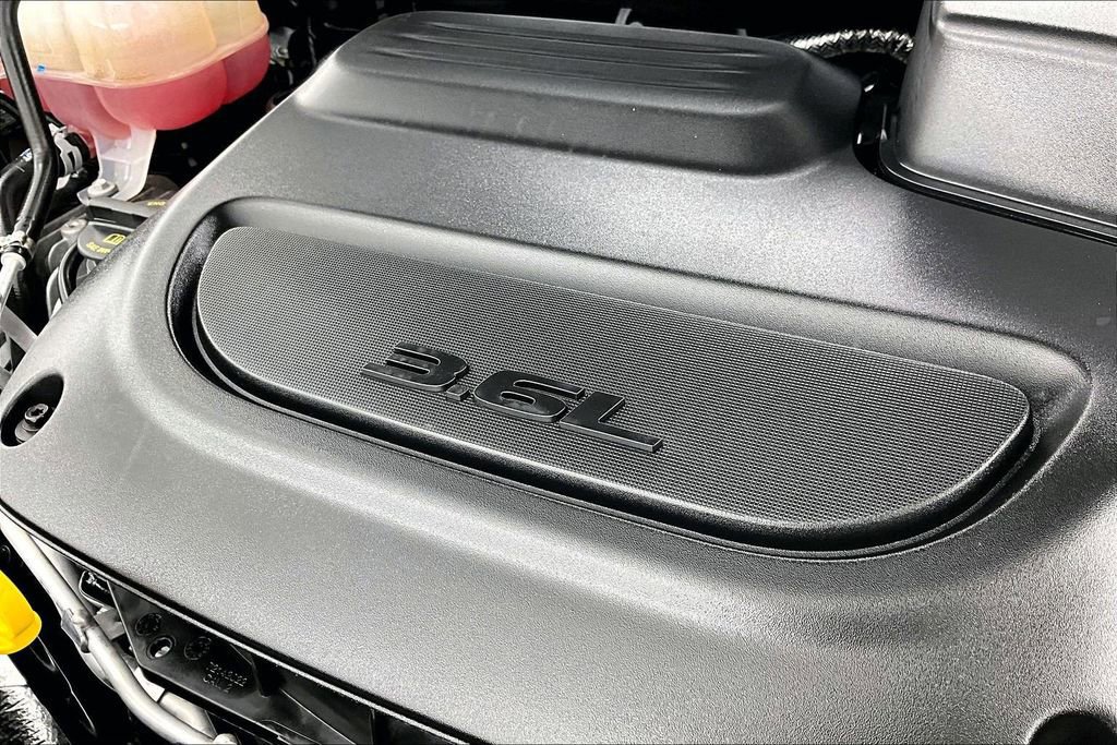 Used 2025 Chrysler Pacifica Select image 34