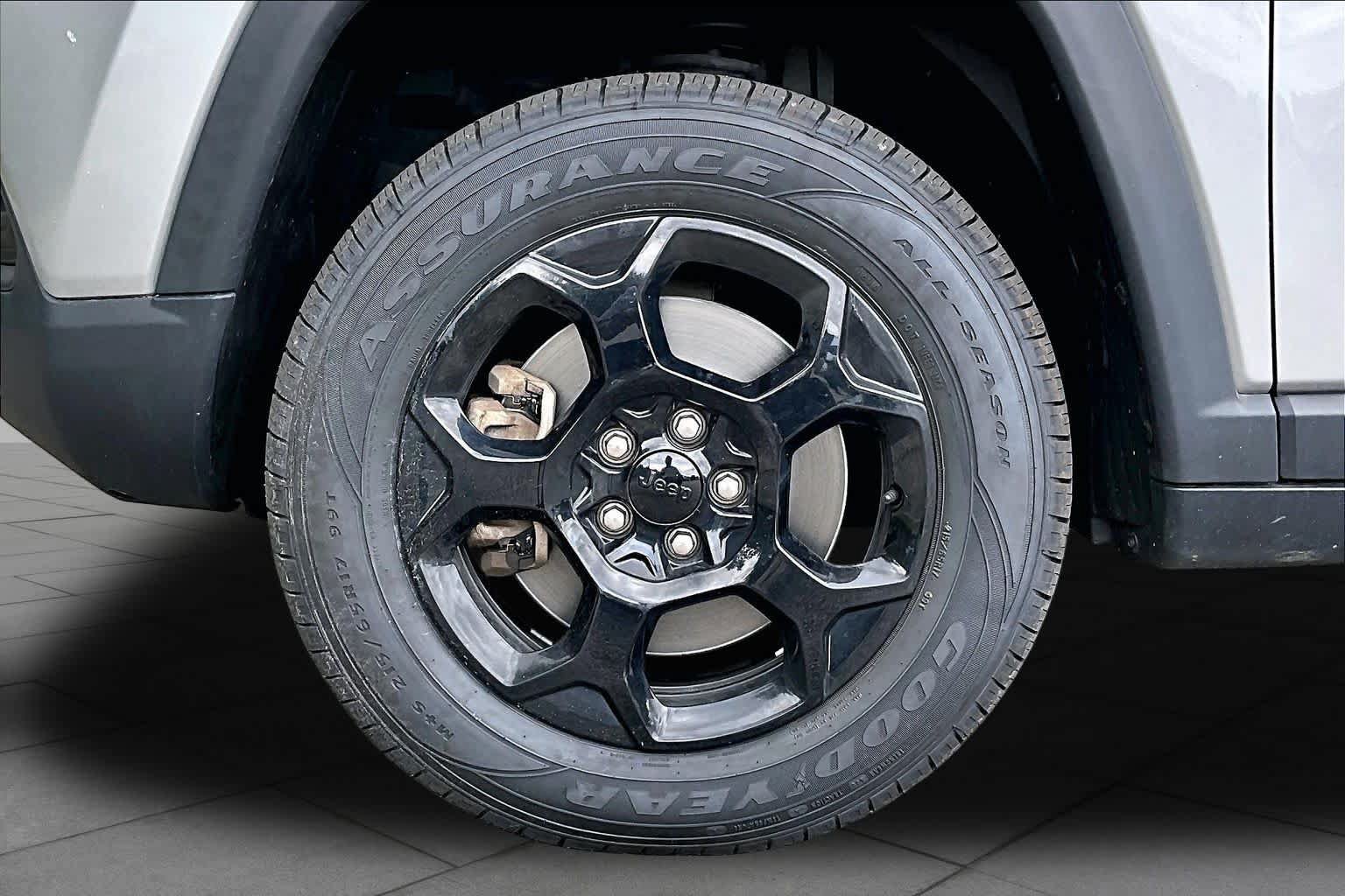 Used 2024 Jeep Compass Trailhawk AWD/4WD image 11