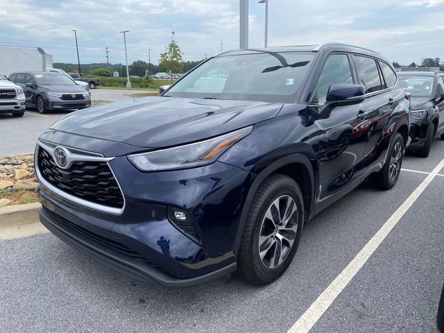 Used 2021 Toyota Highlander XLE FWD image 3
