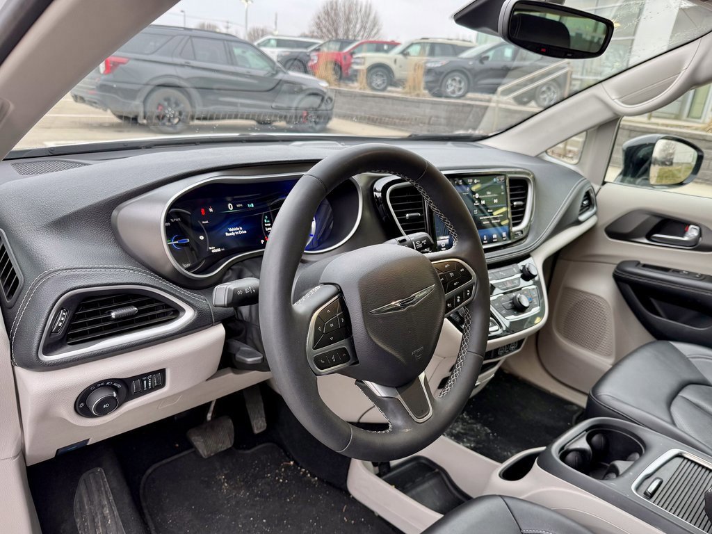 Used 2024 Chrysler Pacifica Select image 8