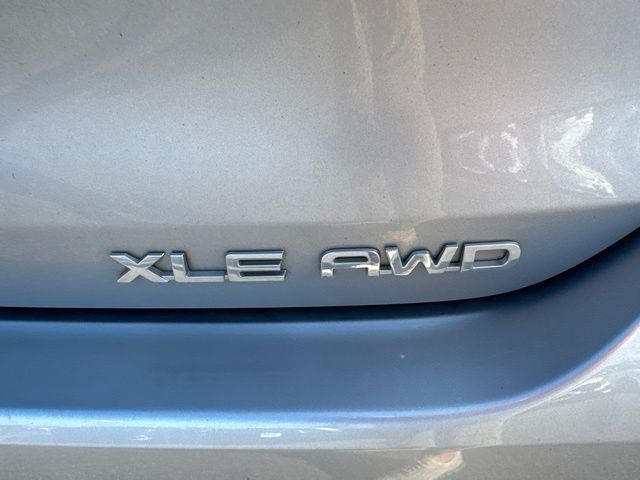 Used 2022 Toyota Highlander XLE AWD/4WD image 4