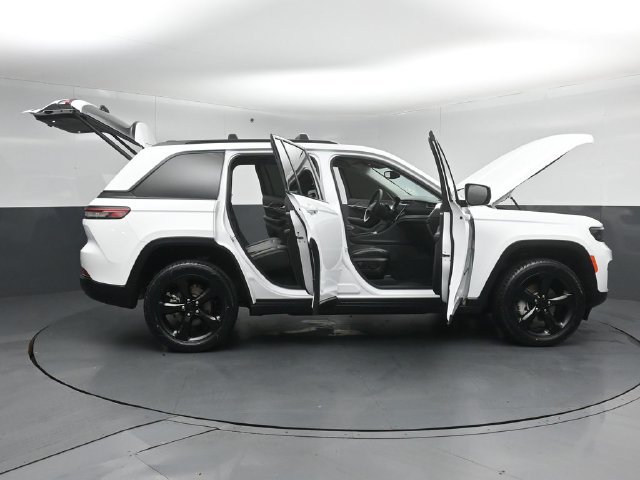 Used 2023 Jeep Grand Cherokee Limited w/ Black Appearance Package AWD/4WD image 59
