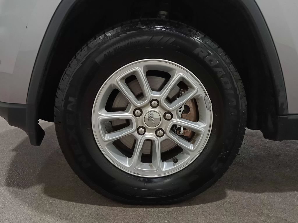 Used 2019 Jeep Grand Cherokee Laredo AWD/4WD image 11
