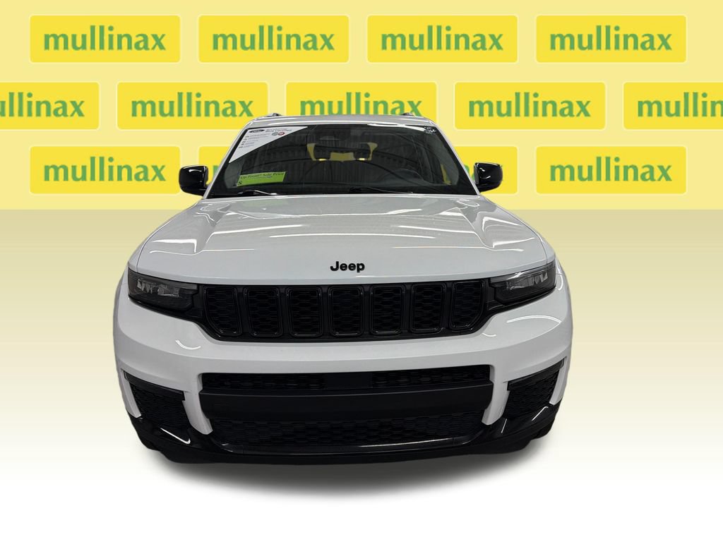 Used 2022 Jeep Grand Cherokee L Limited w/ Black Appearance Package AWD/4WD image 16