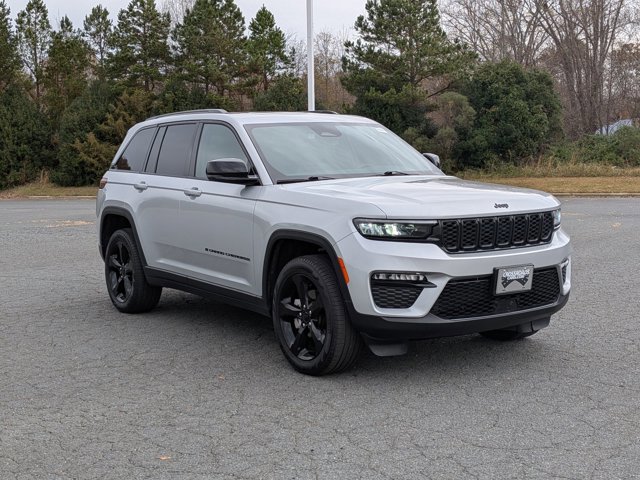 Used 2025 Jeep Grand Cherokee Limited w/ Black Appearance Package image 7