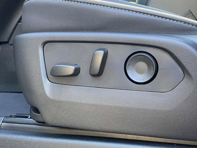 Used 2024 GMC Yukon XL SLT w/ SLT Luxury Package image 19