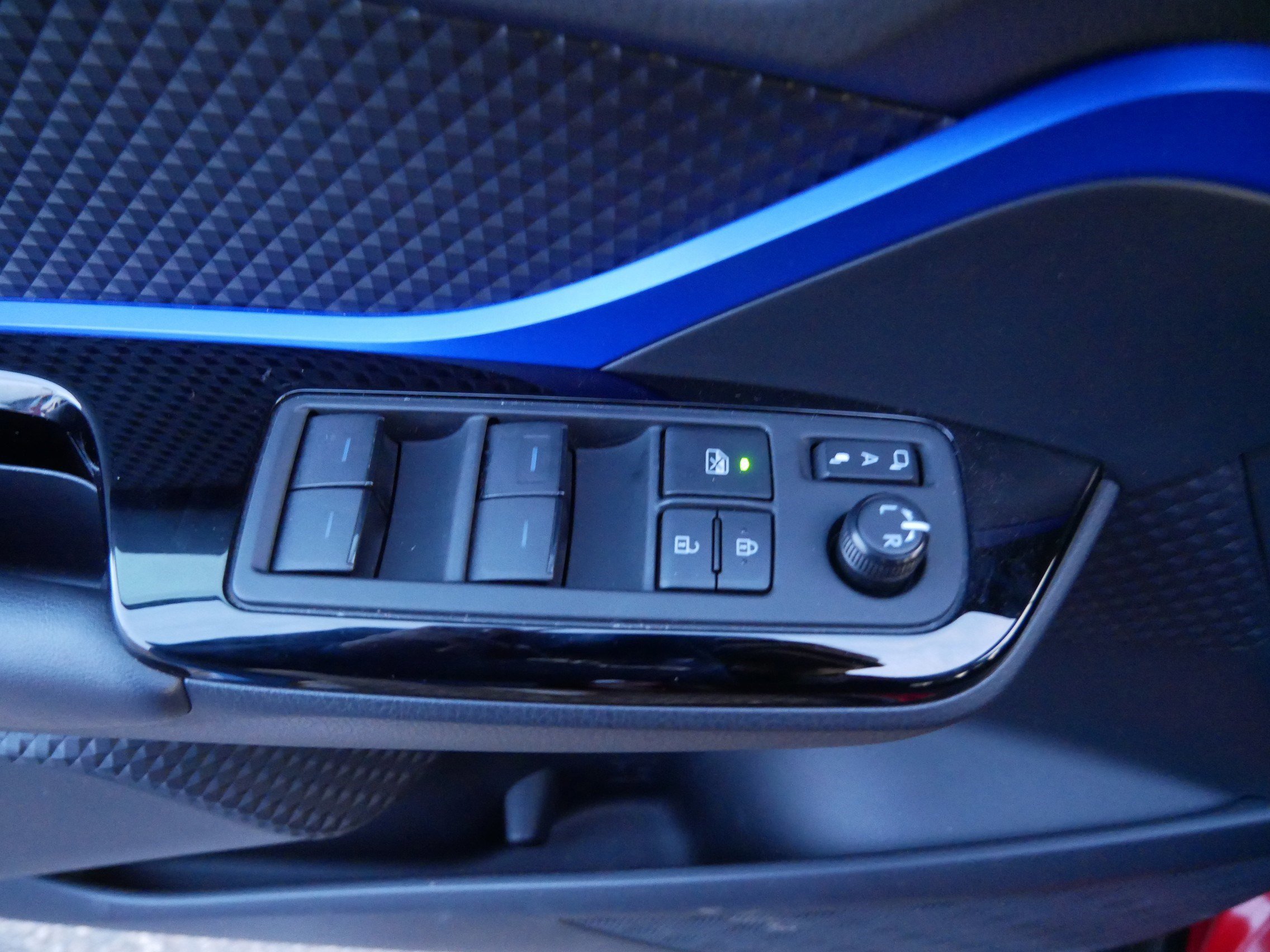 Used 2020 Toyota C-HR XLE image 20