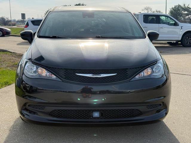 Used 2023 Chrysler Voyager LX FWD image 9