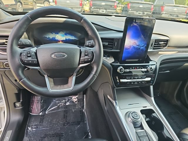 Certified 2023 Ford Explorer Platinum w/ Technology Package AWD/4WD image 16