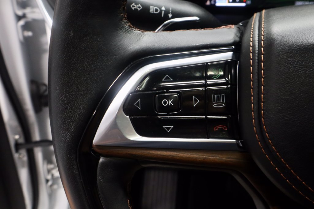 Used 2023 Jeep Grand Cherokee Summit w/ Luxury Tech Group V AWD/4WD image 30
