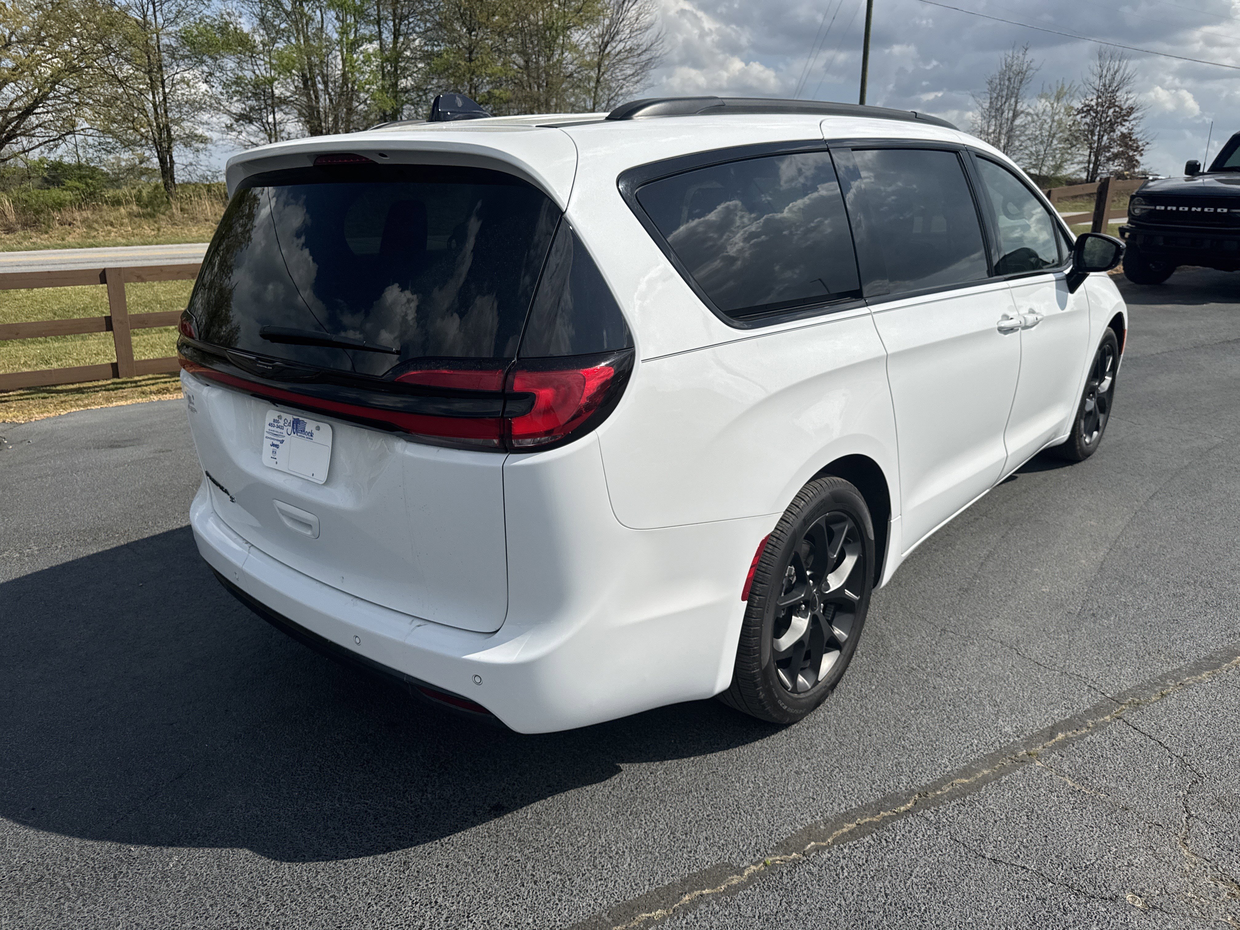 Used 2024 Chrysler Pacifica Touring-L w/ S Appearance Package FWD image 10