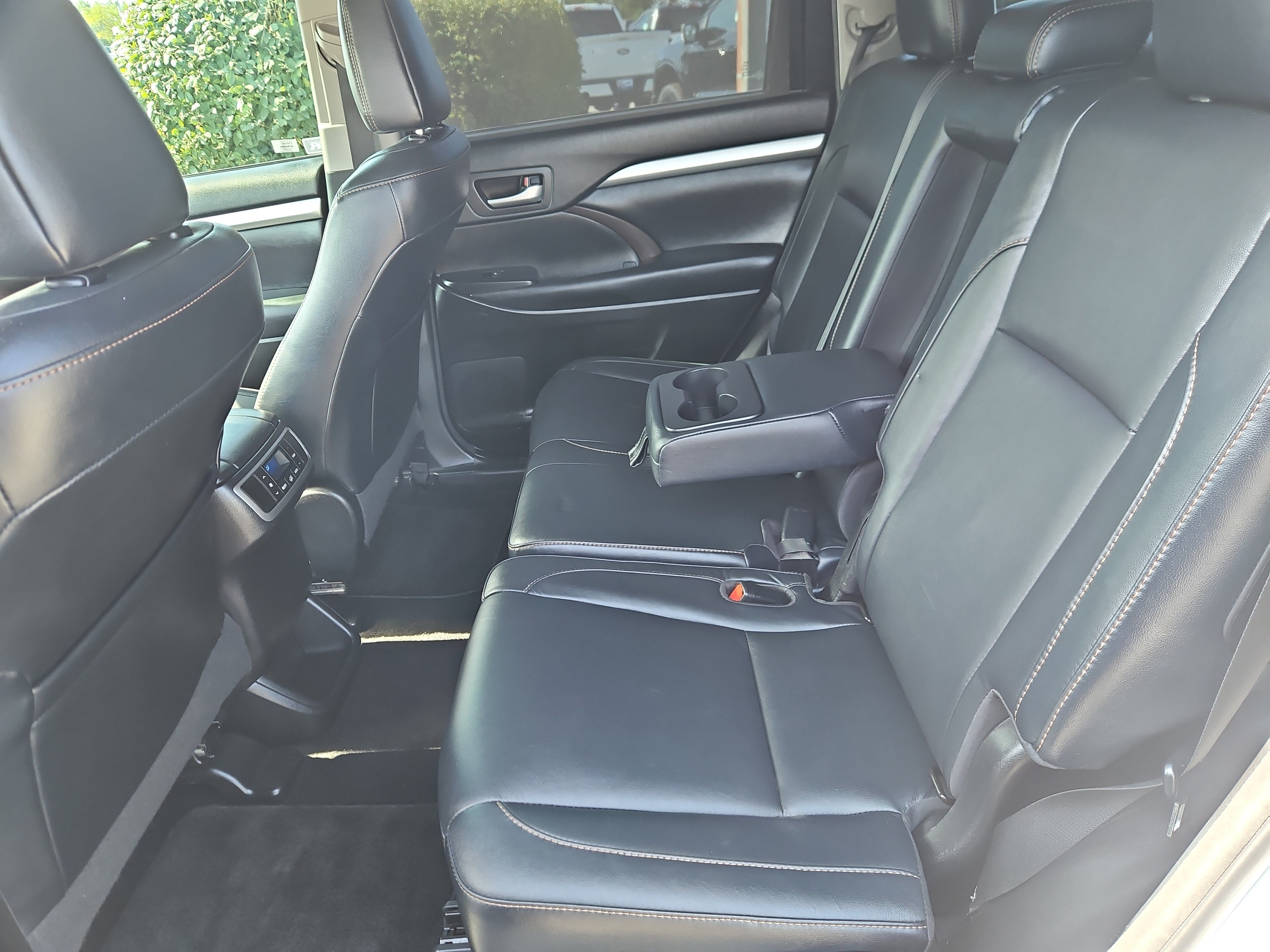 Used 2018 Toyota Highlander XLE AWD/4WD image 10