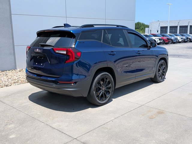 Used 2022 GMC Terrain SLE w/ Driver Convenience Package FWD image 4