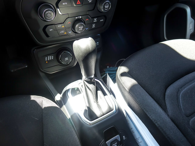 Used 2020 Jeep Renegade Latitude w/ Cold Weather Group AWD/4WD image 18