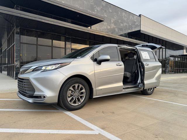 Used 2021 Toyota Sienna XLE image 34