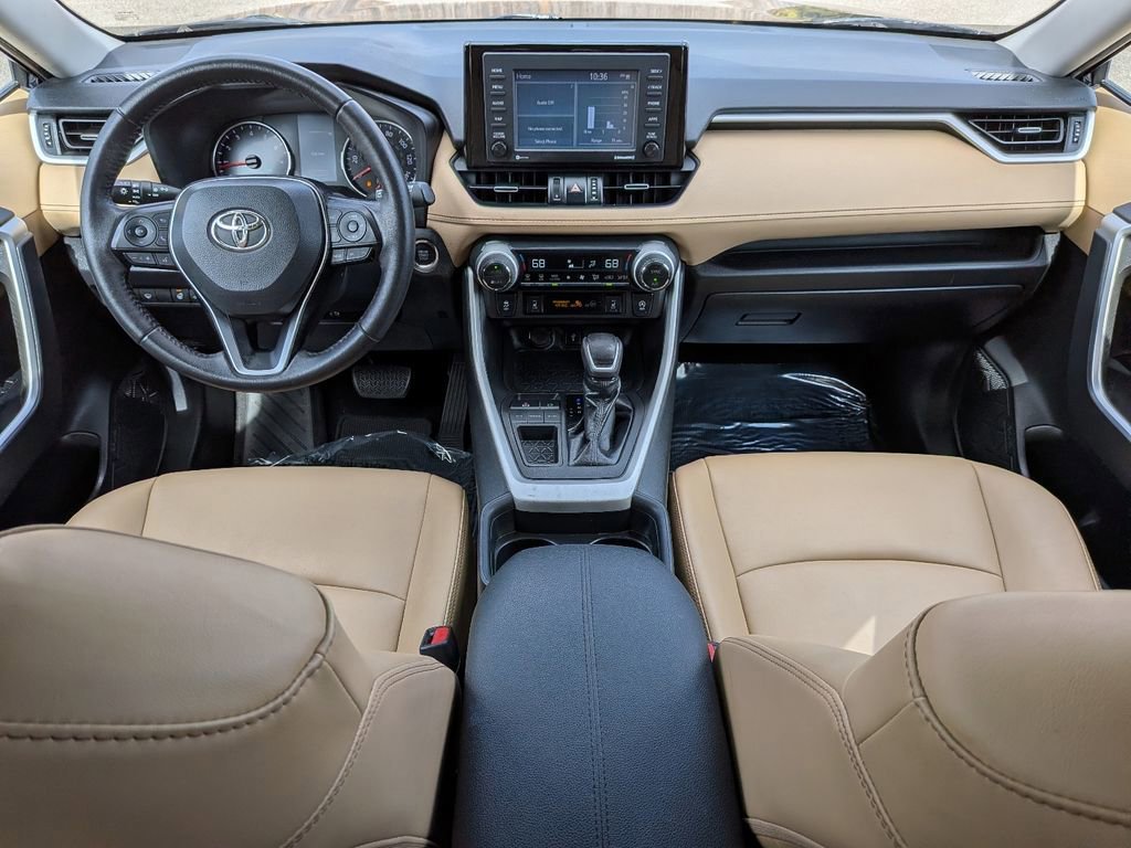 Used 2021 Toyota RAV4 XLE Premium image 16