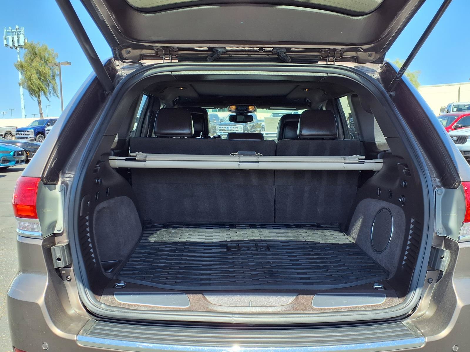 Used 2019 Jeep Grand Cherokee Overland AWD/4WD image 16