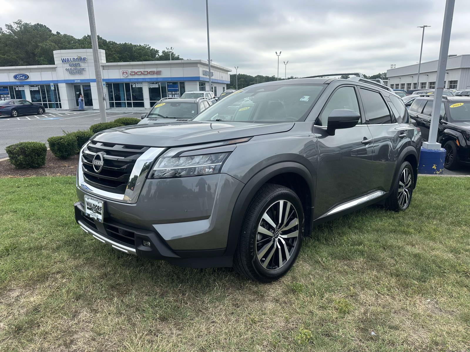 Used 2023 Nissan Pathfinder Platinum AWD/4WD image 3