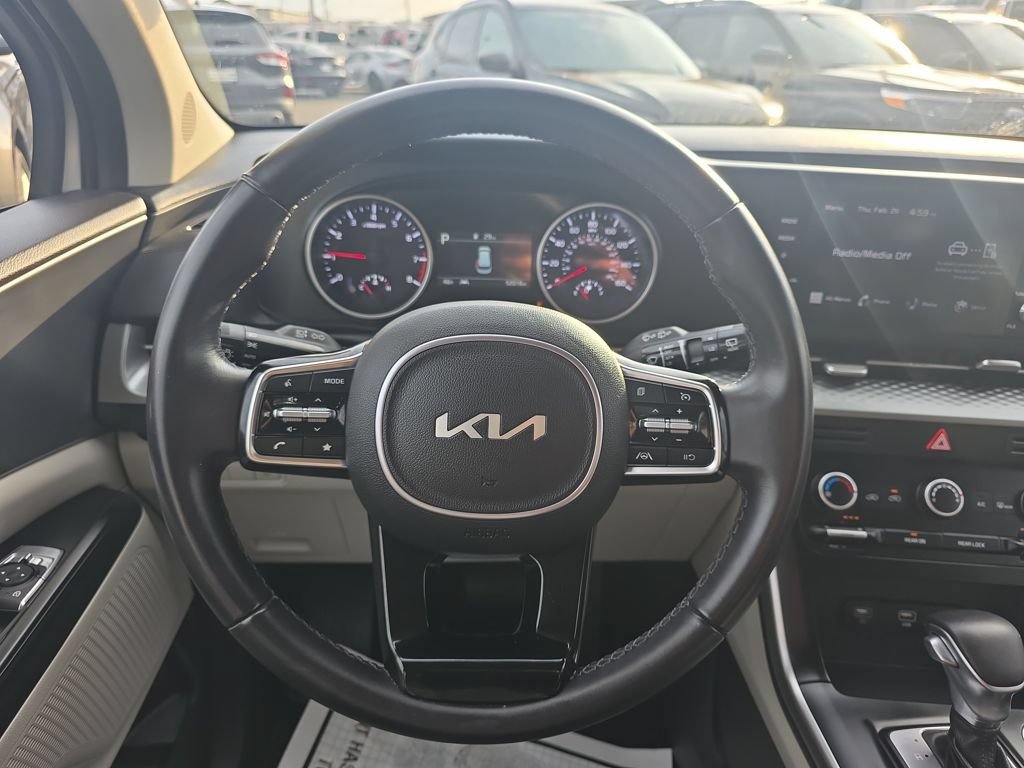 Used 2023 Kia Carnival LX FWD image 21