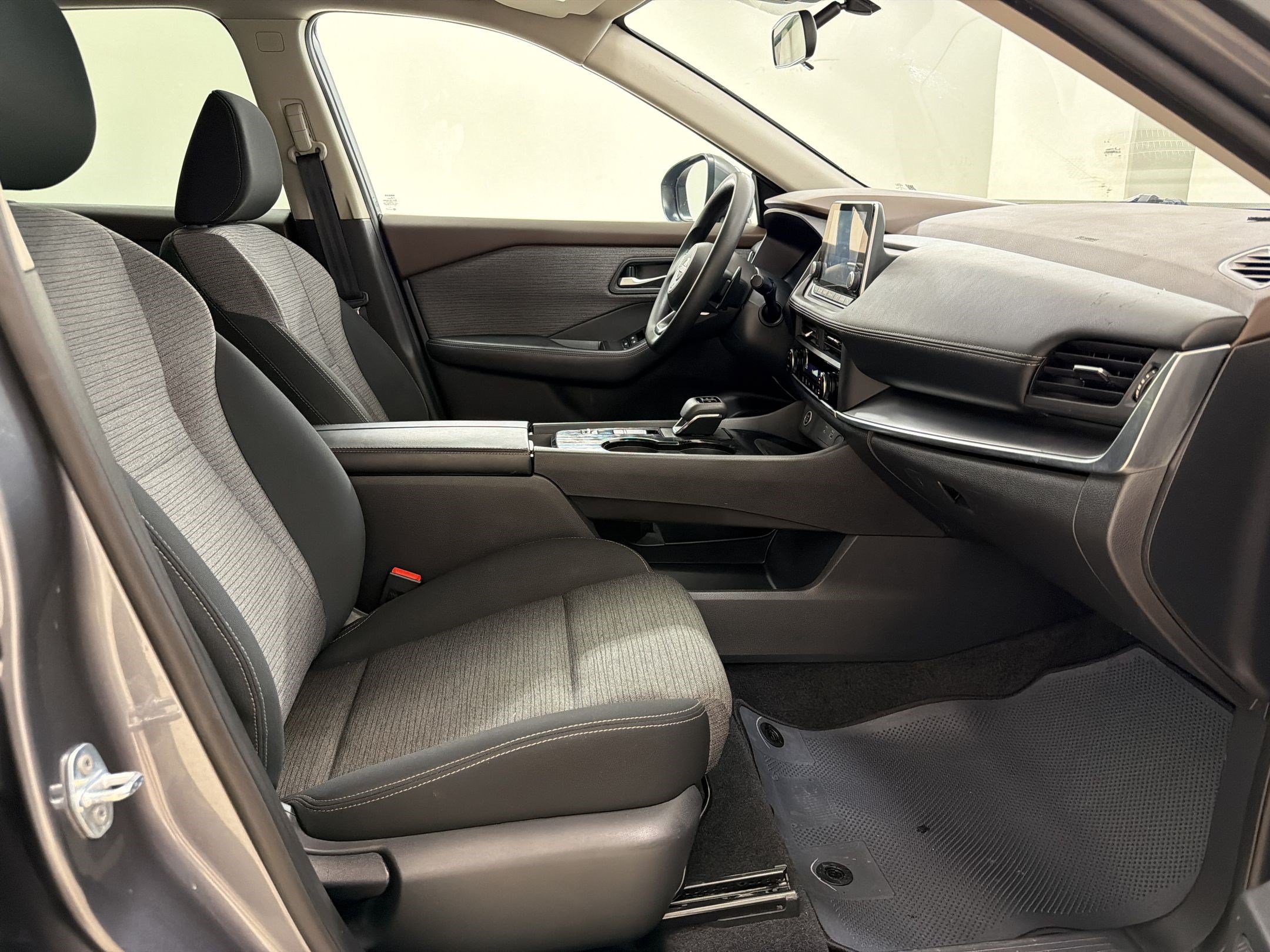 Used 2023 Nissan Rogue SV FWD image 23