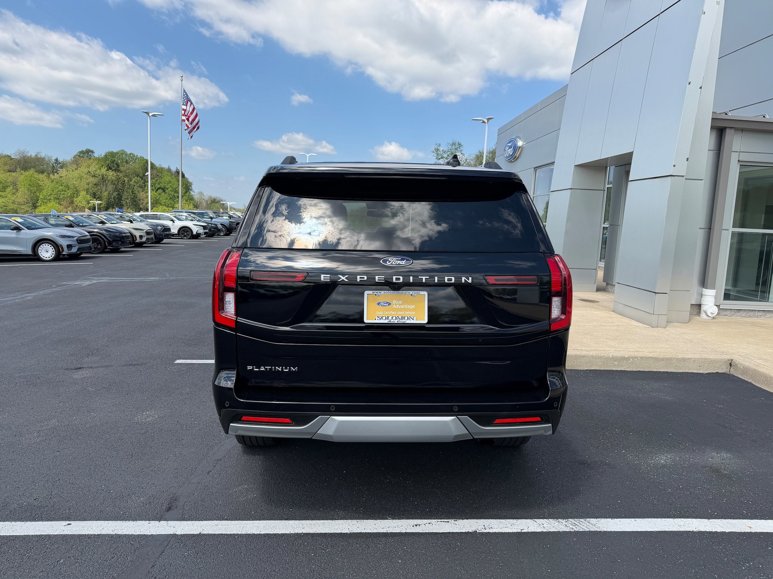 Certified 2025 Ford Expedition Platinum w/ Driver's Package AWD/4WD image 4