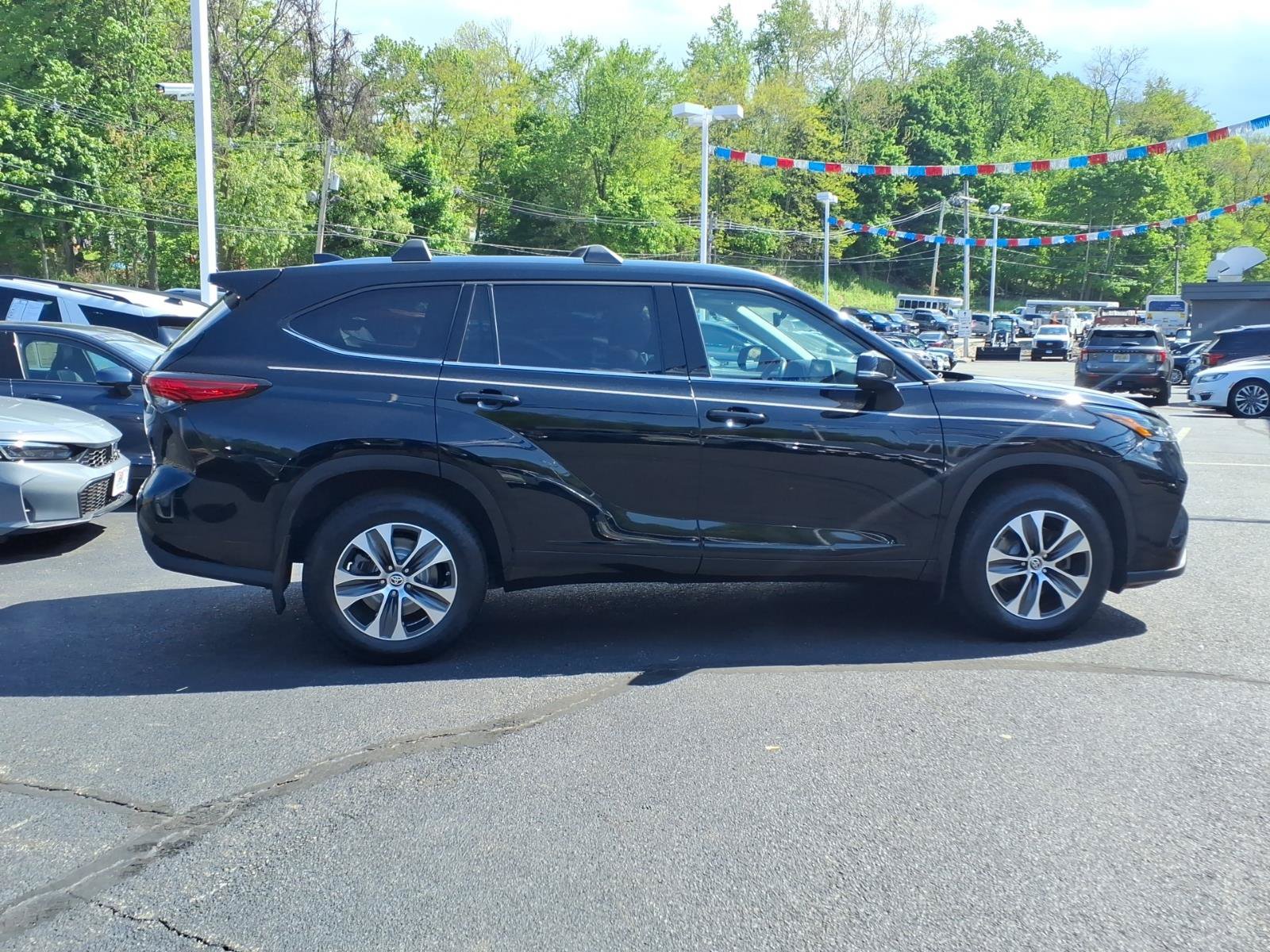 Used 2021 Toyota Highlander XLE AWD/4WD image 9
