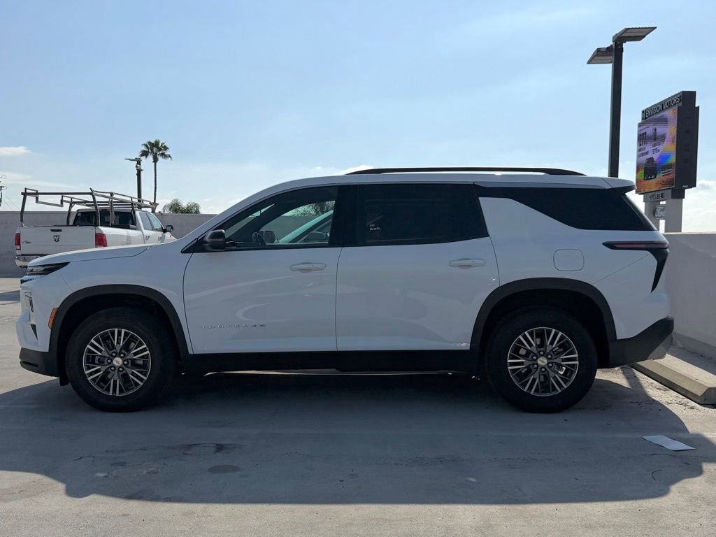 Used 2025 Chevrolet Traverse LT image 4