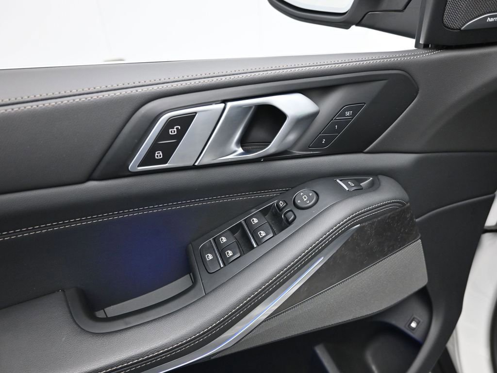 Used 2025 BMW X5 xDrive50e image 41