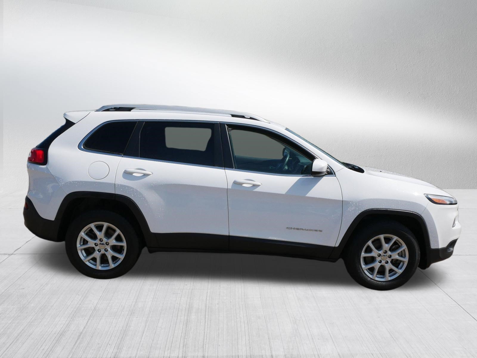 Used 2018 Jeep Cherokee Latitude w/ Safety Group AWD/4WD image 8