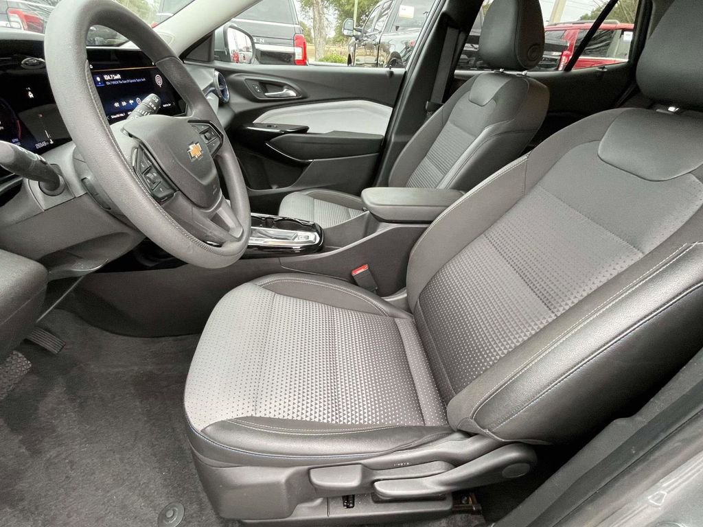 Used 2025 Chevrolet Trax LT image 13