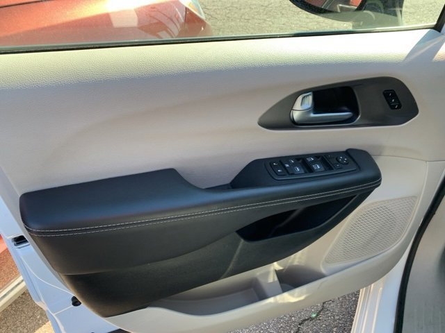 Used 2024 Chrysler Pacifica Touring-L image 8