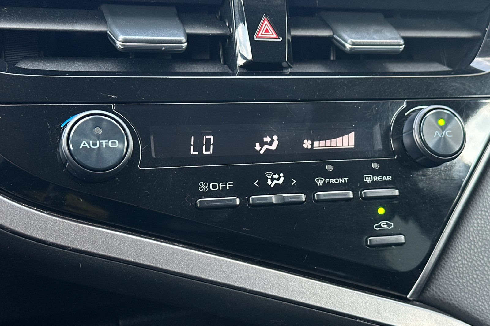 Used 2021 Toyota Camry SE w/ Carpet Mat Package (TMS) FWD image 18