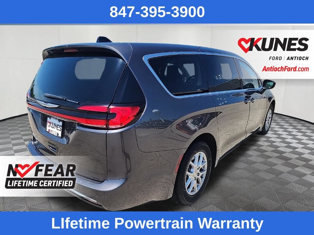 Used 2023 Chrysler Pacifica Touring-L FWD image 7