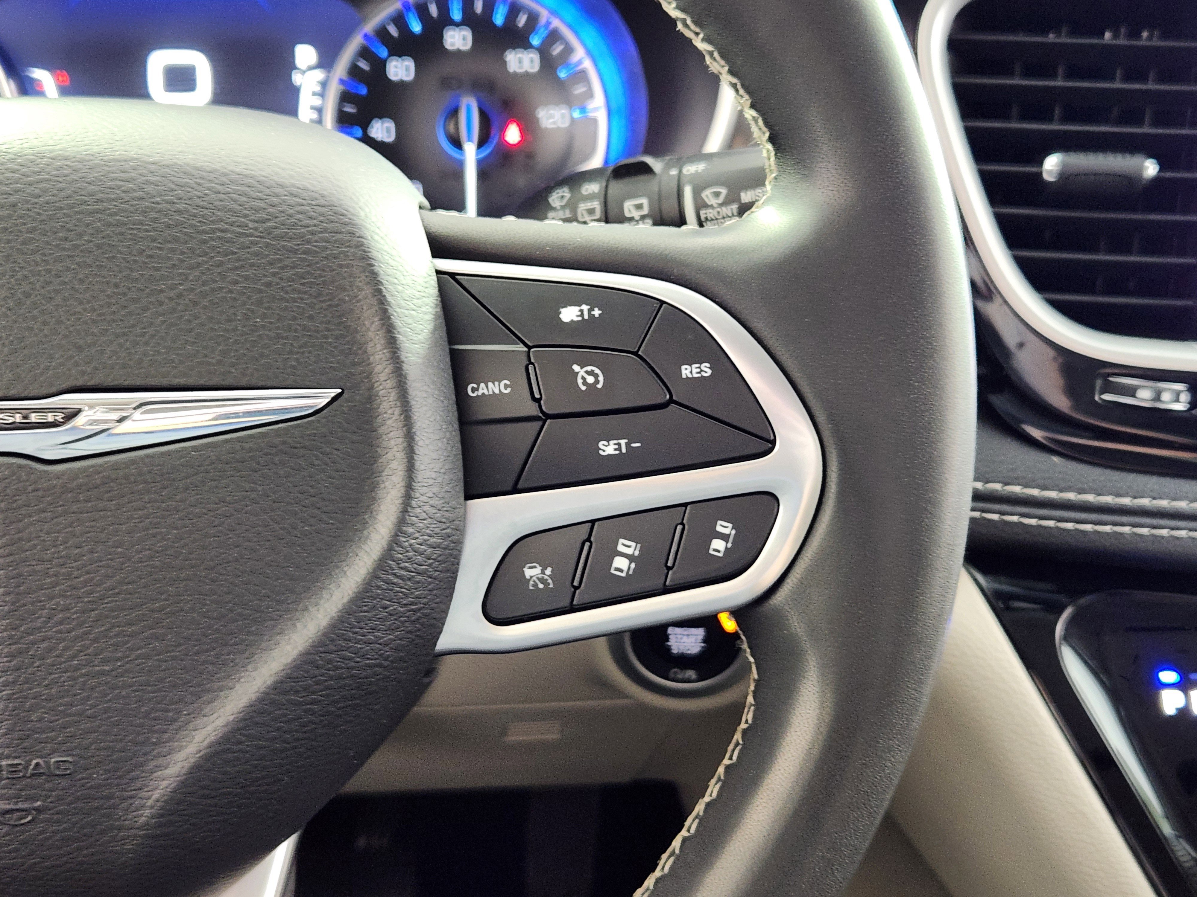 Used 2022 Chrysler Pacifica Touring-L image 19