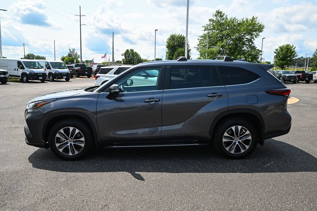 Used 2024 Toyota Highlander XLE AWD/4WD image 6