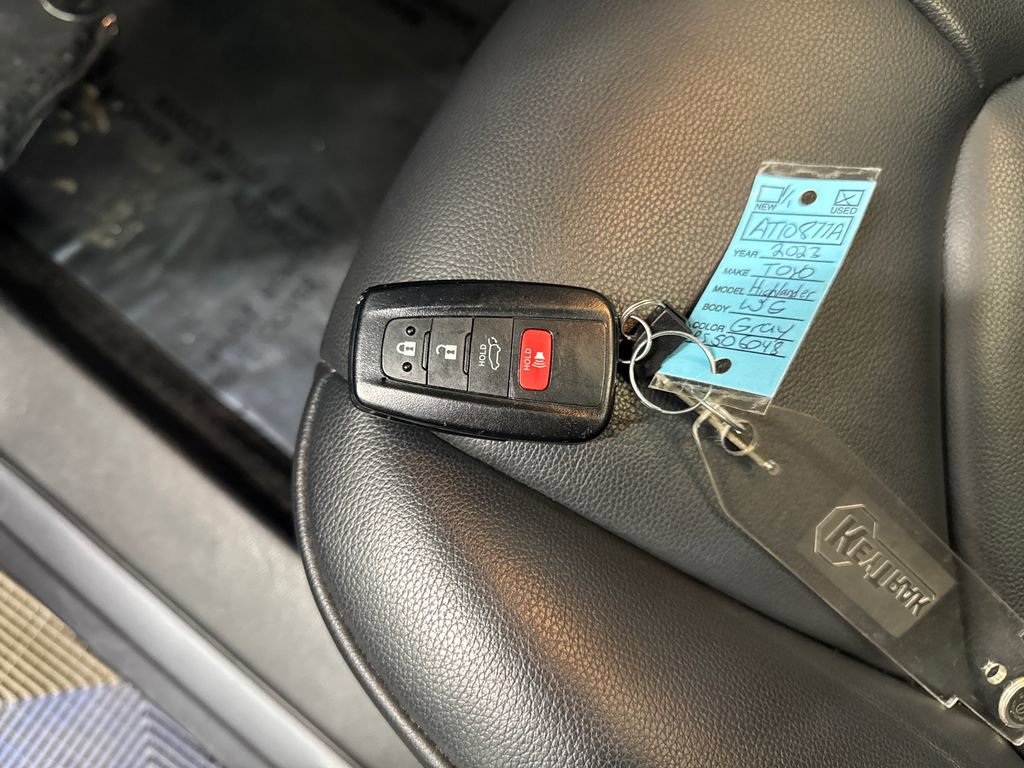 Used 2023 Toyota Highlander XLE AWD/4WD image 30