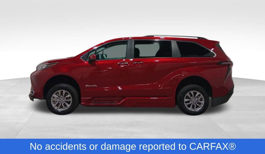 Used 2024 Toyota Sienna XLE w/ XLE Plus Package image 2