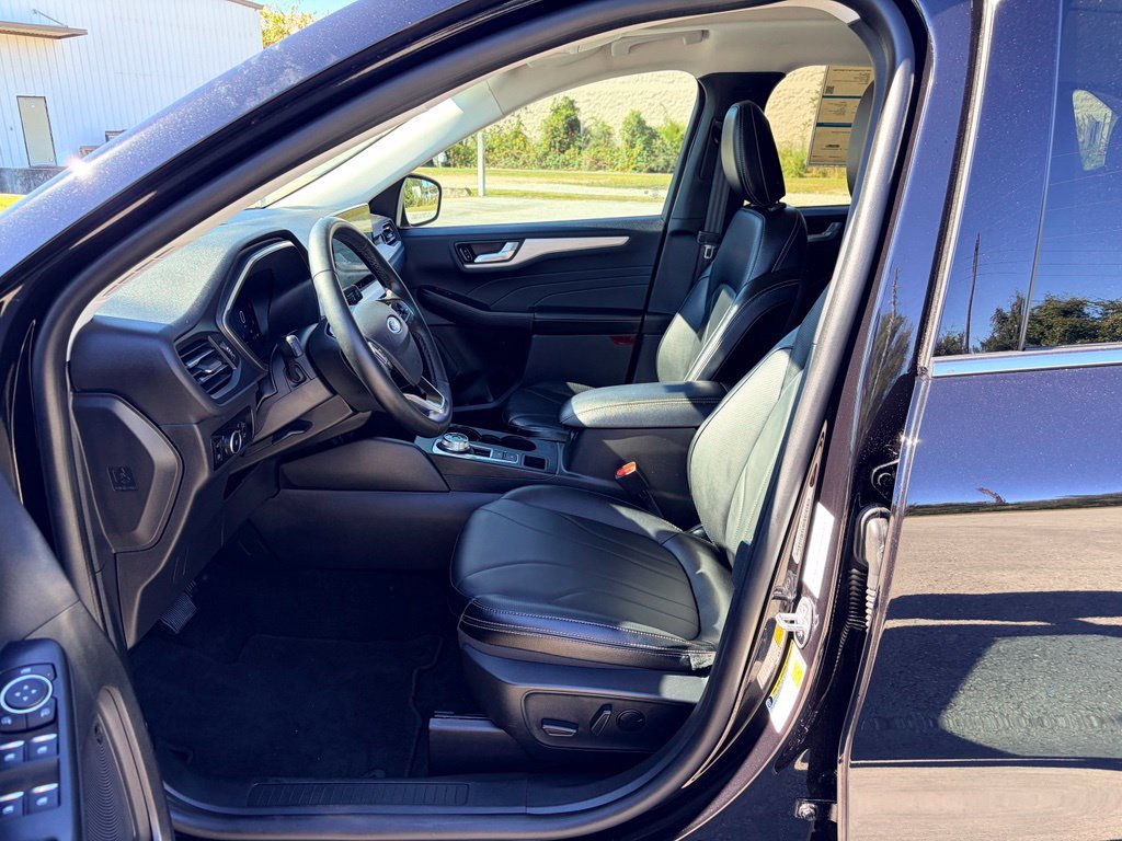 Certified 2025 Ford Escape SE w/ PHEV Premium Package FWD image 19