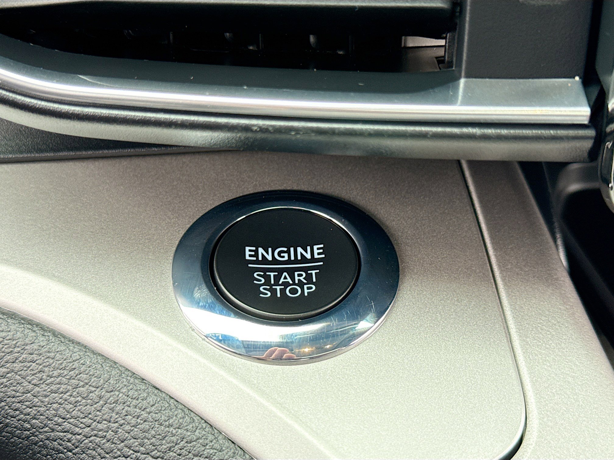 Certified 2022 Ford Explorer XLT w/ Equipment Group 202A image 9