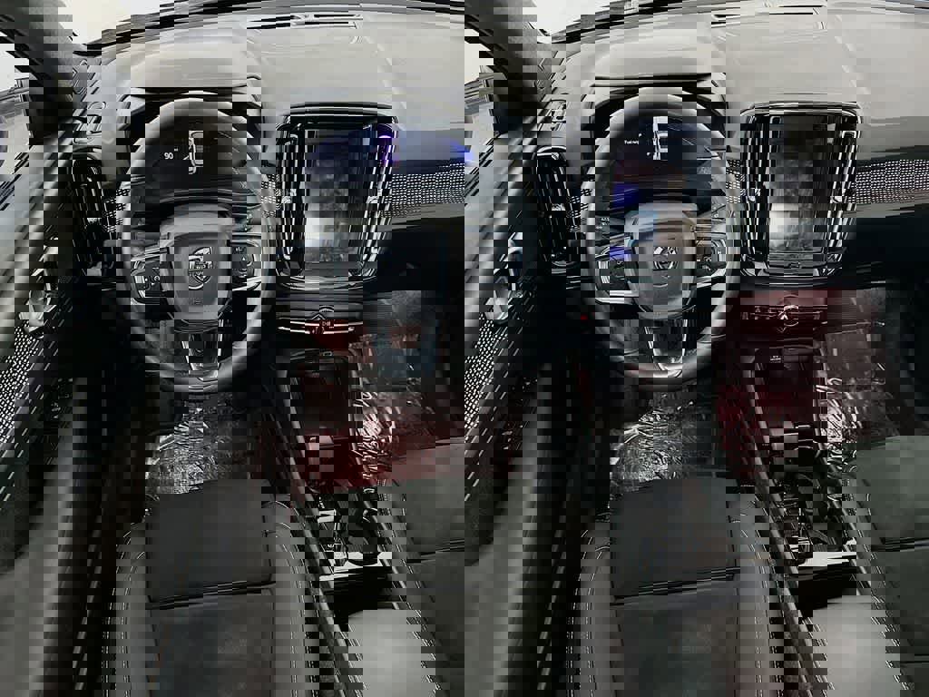 Used 2023 Volvo XC40 B5 Plus image 10