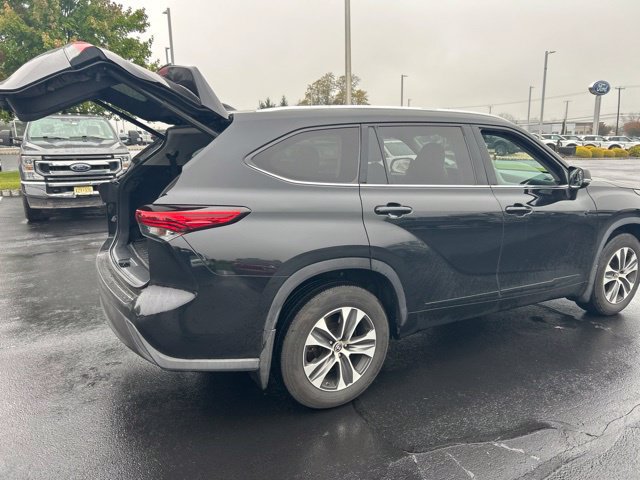 Used 2020 Toyota Highlander XLE AWD/4WD image 13