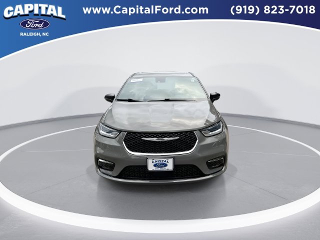 Used 2025 Chrysler Pacifica Select FWD image 3