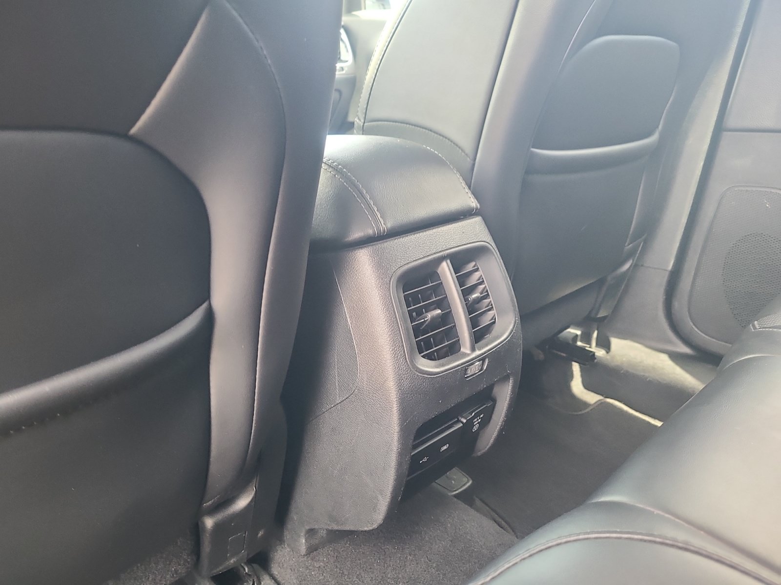 Used 2019 Jeep Cherokee Limited w/ Technology Group AWD/4WD image 31